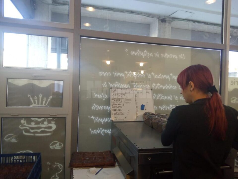 Elena Bumbu verifică disponibilitatea produselor