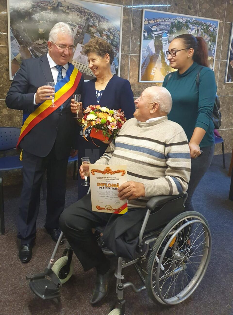 Primarul Sucevei, Ion Lungu, a ciocnit o cupă de șampanie cu sărbătoriții, după premierea Cuplurilor de Aur