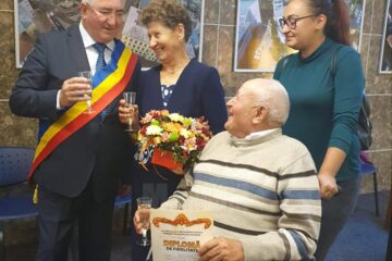 Primarul Sucevei, Ion Lungu, a ciocnit o cupă de șampanie cu sărbătoriții, după premierea Cuplurilor de Aur