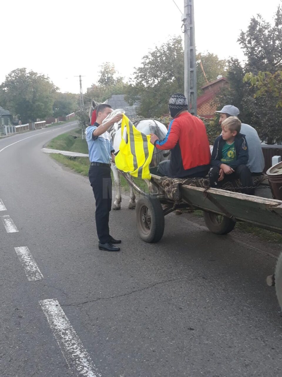 Veste și plăcuțe reflectorizante, distribuite de polițiști căruțașilor