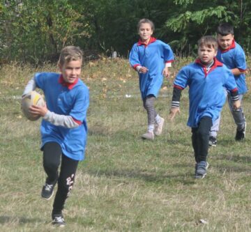 Peste 200 de copii din mai multe județe ale Moldovei au participat la un regal de mini-rugby la Bănești