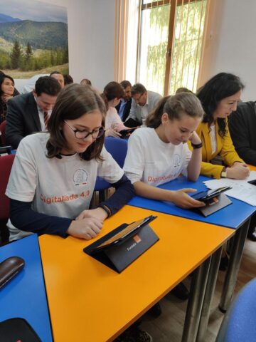 Salt tehnologic la școala din Putna. Un laborator digital pentru lecțiile de mate și info a fost inaugurat vineri