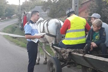 Veste și plăcuțe reflectorizante, distribuite de polițiști căruțașilor