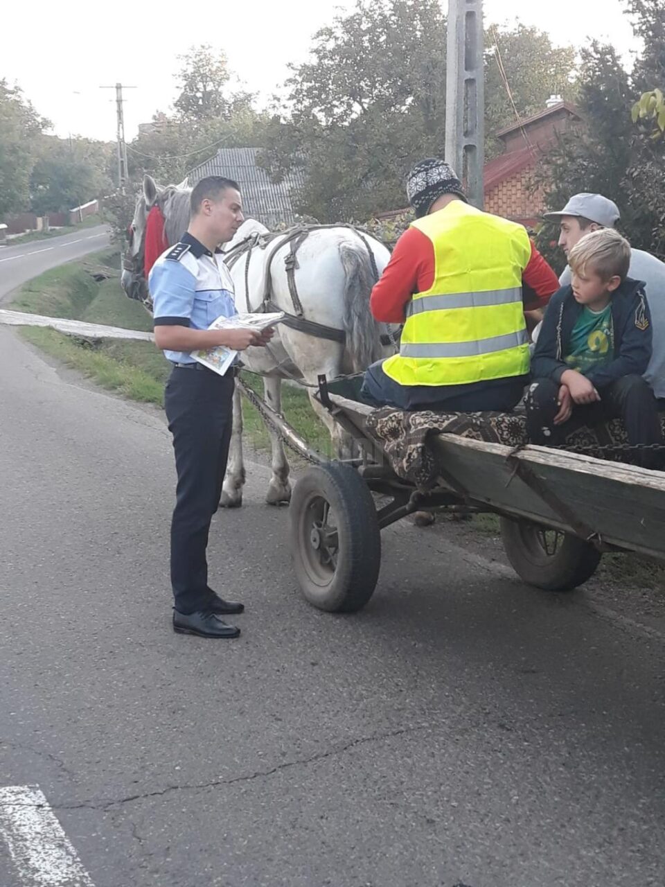 Veste și plăcuțe reflectorizante, distribuite de polițiști căruțașilor