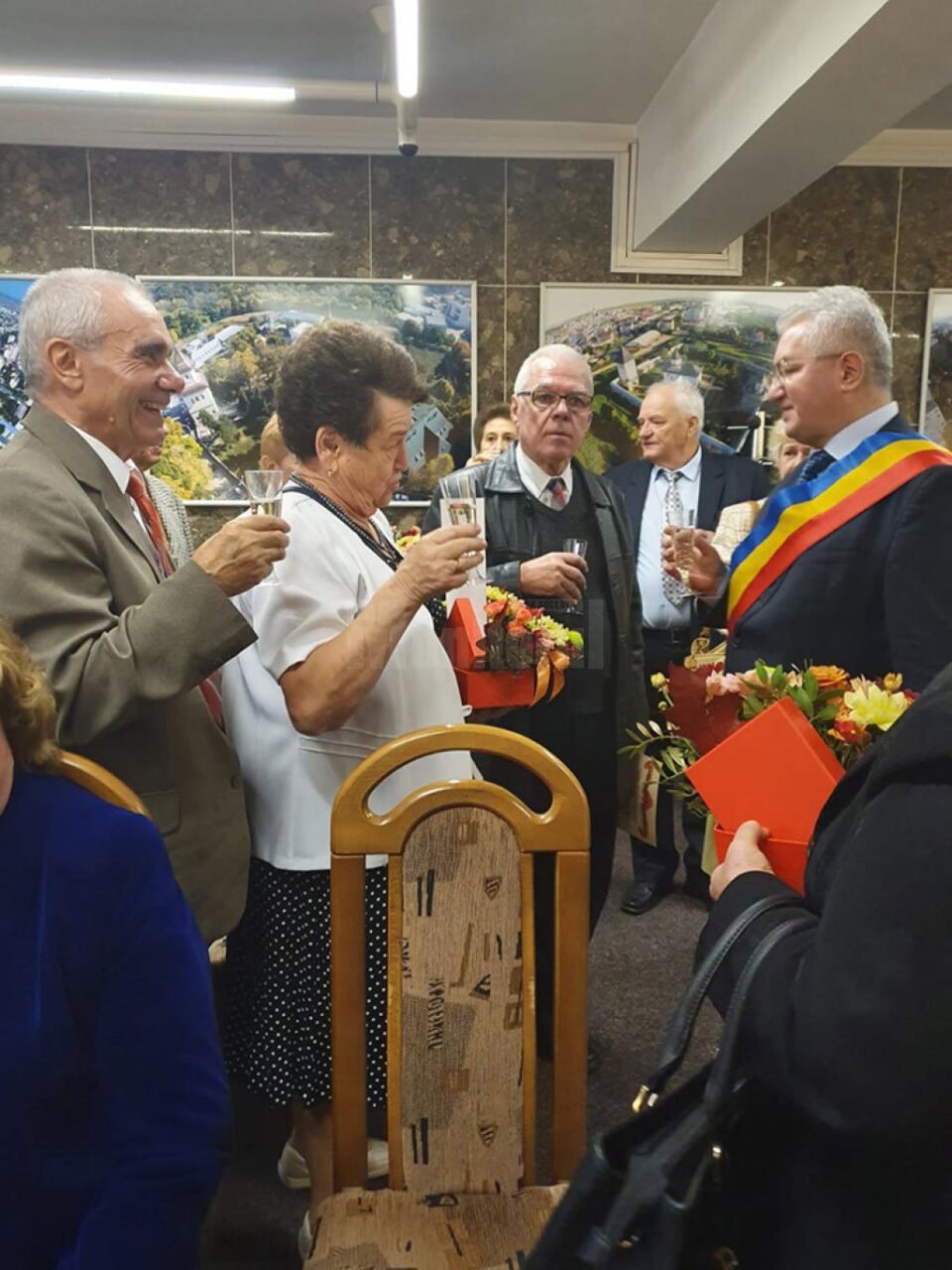 20 de cupluri care au împlinit 50 de ani de căsătorie, sărbătorite sâmbătă la Primăria Suceava
