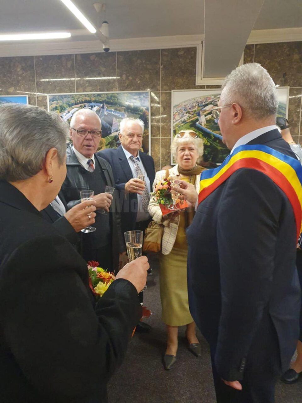 20 de cupluri care au împlinit 50 de ani de căsătorie, sărbătorite sâmbătă la Primăria Suceava