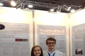 Autorii "Ochelarilor fericirii", în așteptarea vizitatorilor standului