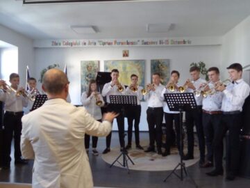 „Copiii Sucevei” din anii '50 și cei de azi ai Colegiului de Artă „Ciprian Porumbescu” s-au bucurat, ieri, împreună de „Ziua Colegiului”