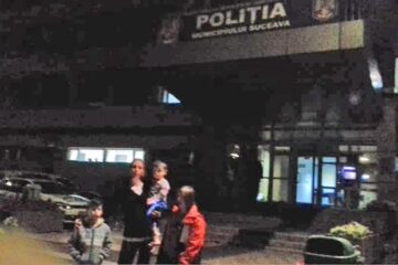 Mariana Matei și cei trei copii în fața sediului Poliției municipiului Suceava