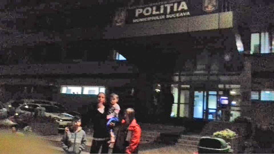 Mariana Matei și cei trei copii în fața sediului Poliției municipiului Suceava
