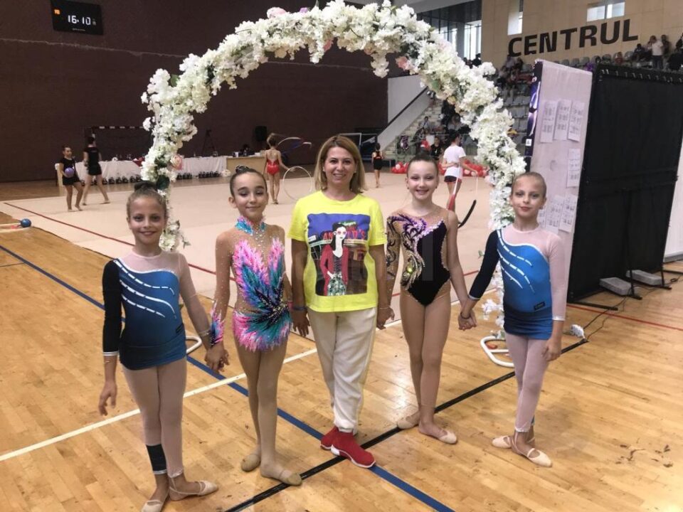 Evoluții spectaculoase la gimnastică ritmică, recompensate cu premii la Iași și București
