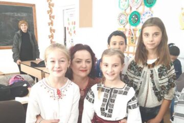 Violeta Țăran alături de o parte din copiii care au participat la evenimentul "Fantezie de toamnă"