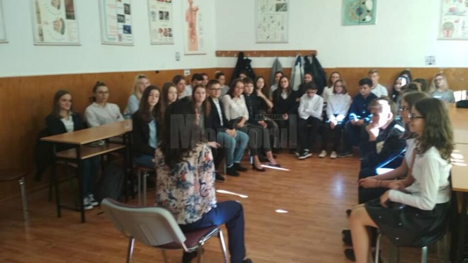 Echipa Salvați Copiii, în vizită la Colegiul “Lațcu Vodă” Siret, la o „Oră de Net”