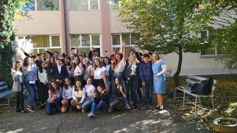 Echipa Salvați Copiii, în vizită la Colegiul “Lațcu Vodă” Siret, la o „Oră de Net”