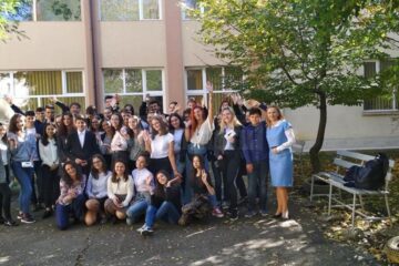 Echipa Salvați Copiii, în vizită la Colegiul “Lațcu Vodă” Siret, la o „Oră de Net”