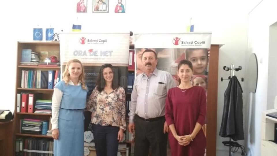 Echipa Salvați Copiii, în vizită la Colegiul “Lațcu Vodă” Siret, la o „Oră de Net”
