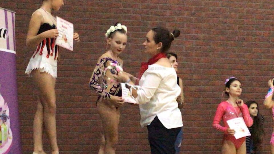 Evoluții spectaculoase la gimnastică ritmică, recompensate cu premii la Iași și București