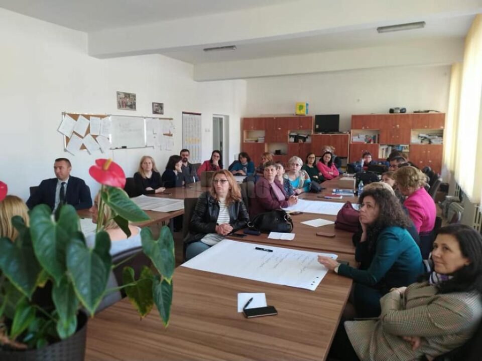 Echipa Salvați Copiii, în vizită la Colegiul “Lațcu Vodă” Siret, la o „Oră de Net”