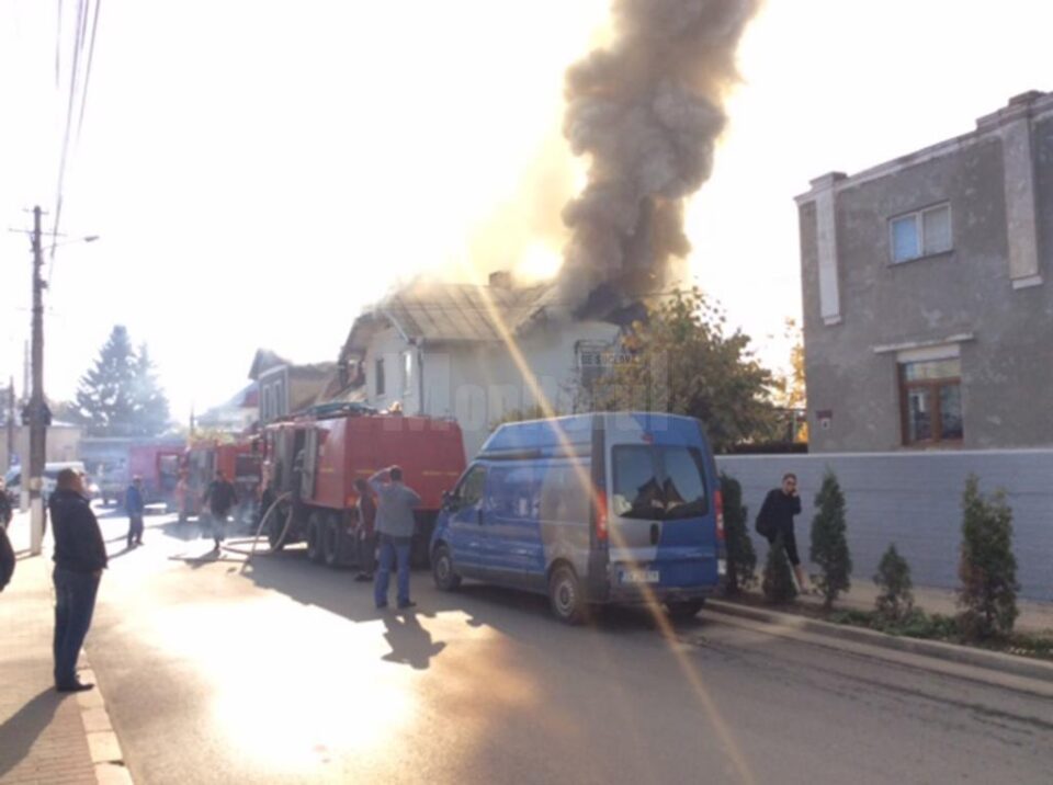 Acoperișul unei gospodării, distrus de flăcări, la Rădăuți