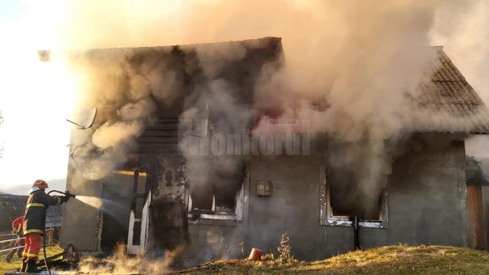 Casa cu etaj a fost cuprinsa de flacari