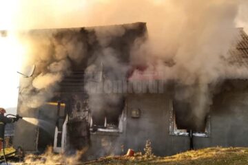 Casa cu etaj a fost cuprinsa de flacari