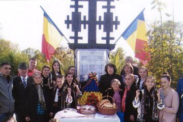 Placa comemorativă de pe troița din cimitirul Ciumulești