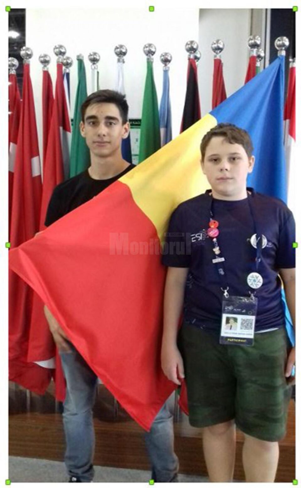 Alături de drapelul țării