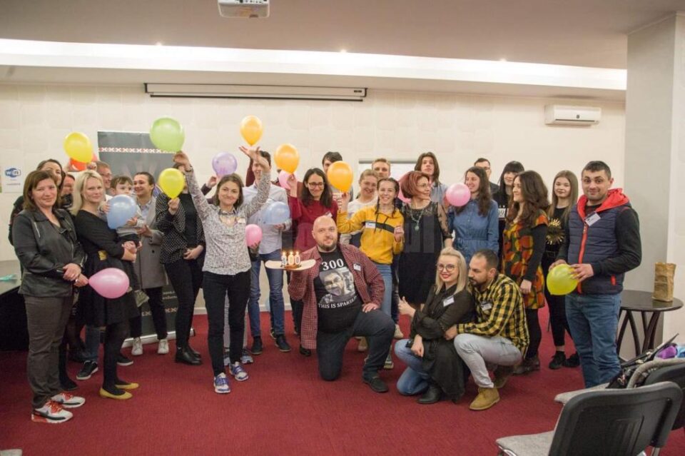 Membrii clubului Toastmasters Suceava se pregătesc pentru evenimentul important de sâmbătă