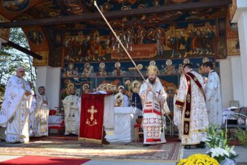 PS Damaschin a sfințit altarul de vară al Parohiei Sfânta Vineri din Suceava
