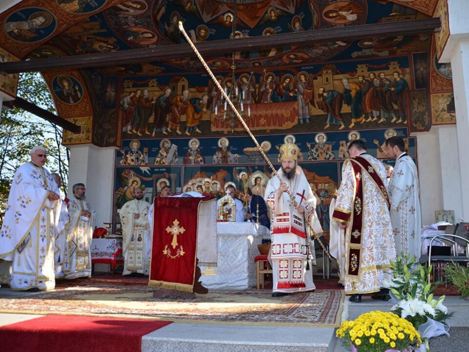 PS Damaschin a sfințit altarul de vară al Parohiei Sfânta Vineri din Suceava
