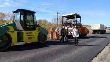 S-au reluat lucrările de reciclare asfaltică pe DN 2E, zonele Păltinoasa și Solca