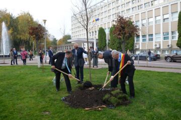Președintele României, managerul Spitalului de Urgență, președintele CJ și primarul municipiului reședință de județ au plantat simbolic un platan în curtea spitalului
