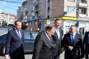 Klaus Iohannis s-a plimbat prin centrul Sucevei și s-a fotografiat alături de copii