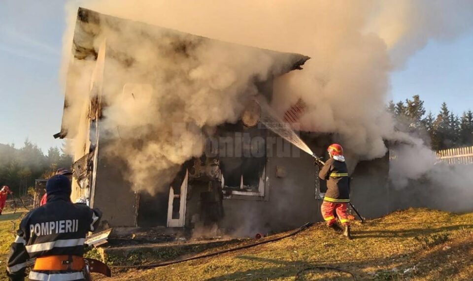 În urma incendiului, locuința a fost grav avariată