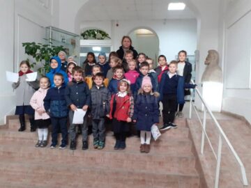 Povești de pe discuri de vinil din colecția Bibliotecii, ascultate săptămânal de elevi