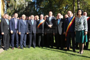 Klaus Iohannis alături de parlamentarii și primarii PNL din județul Suceava