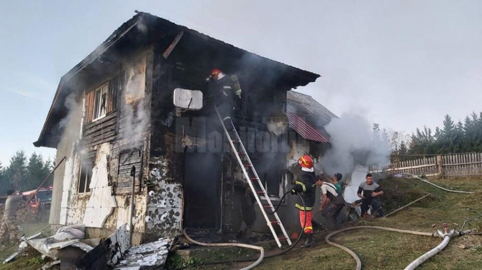 În urma incendiului, locuința a fost grav avariată