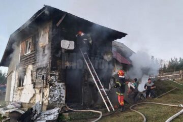 În urma incendiului, locuința a fost grav avariată