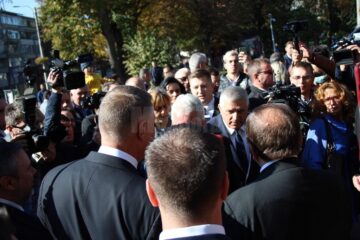 Klaus Iohannis s-a plimbat prin centrul Sucevei și s-a fotografiat alături de copii