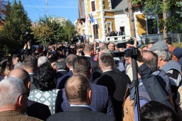 Klaus Iohannis s-a plimbat prin centrul Sucevei și s-a fotografiat alături de copii