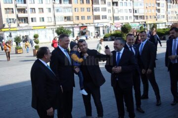 Klaus Iohannis s-a plimbat prin centrul Sucevei și s-a fotografiat alături de copii