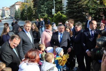 Klaus Iohannis s-a plimbat prin centrul Sucevei și s-a fotografiat alături de copii
