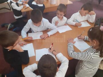 Povești de pe discuri de vinil din colecția Bibliotecii, ascultate săptămânal de elevi