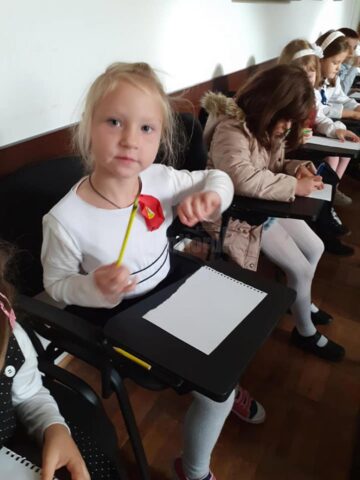 Povești de pe discuri de vinil din colecția Bibliotecii, ascultate săptămânal de elevi