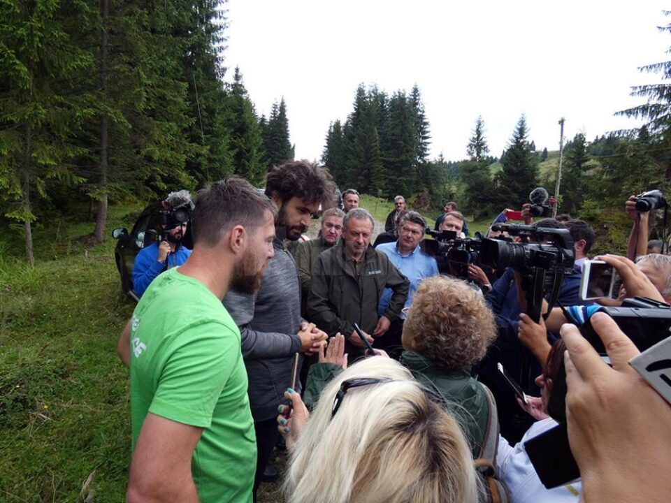 Reprezentanții Greenpeace România și șeful OS Vama, Gelu Puiu, împreună cu unii reclamanți, la locul unde au fost semnalate posibilele ilegalități