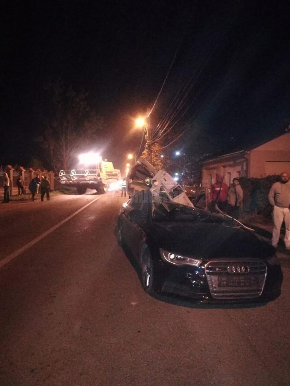 Autoturismul avariat și combina, implicate în accident Autoturismul avariat și combina, implicate în accident