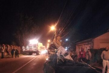 Autoturismul avariat și combina, implicate în accident