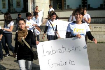 O nouă ediție a evenimentului caritabil „Îmbrățișări gratuite”, la Câmpulung Moldovenesc