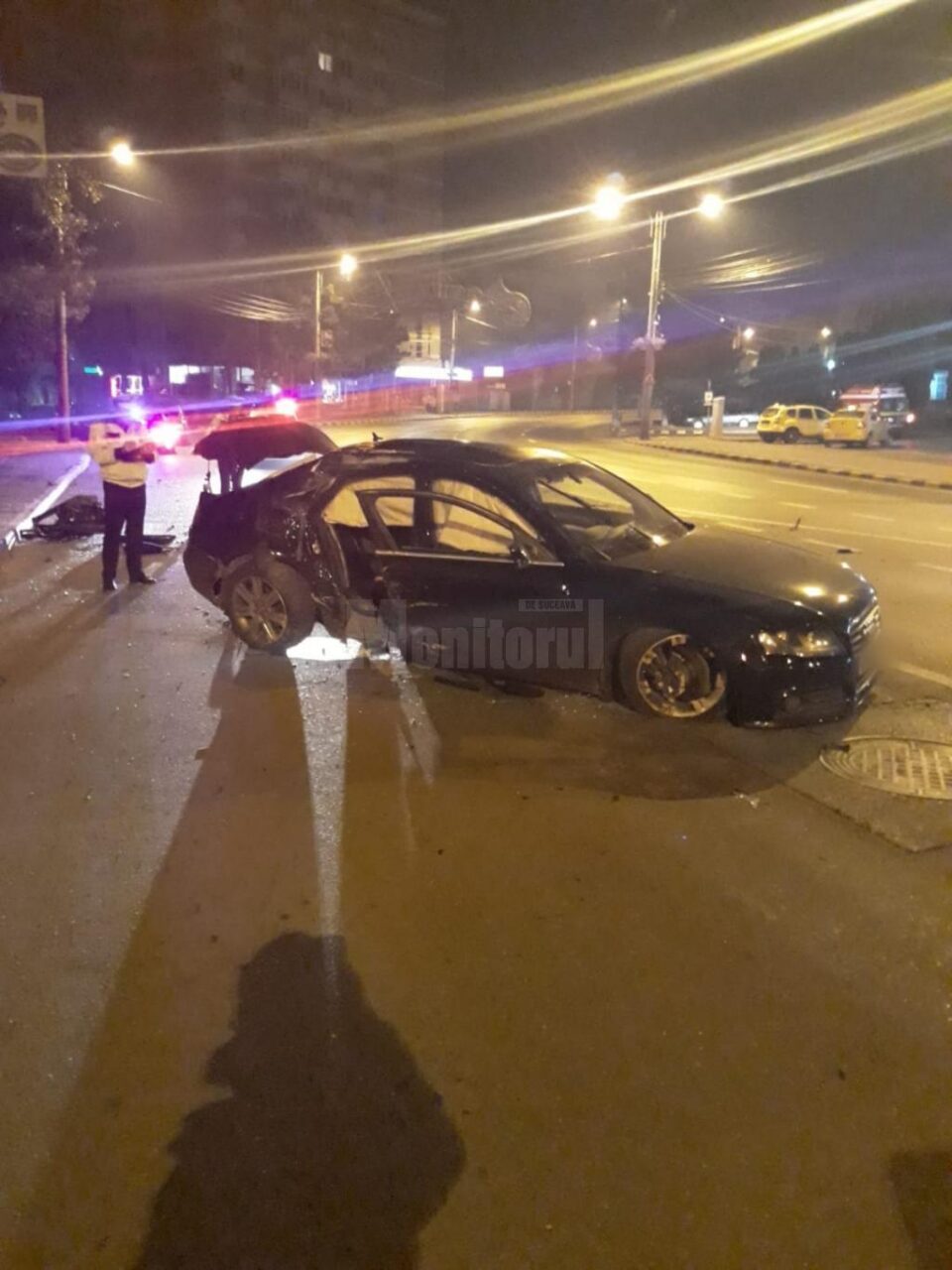 Șofer încarcerat după ce a intrat cu mașina într-un stâlp