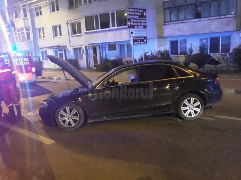 Șoferul care a intrat cu mașina într-un stâlp lângă Hotelul Bucovina era băut